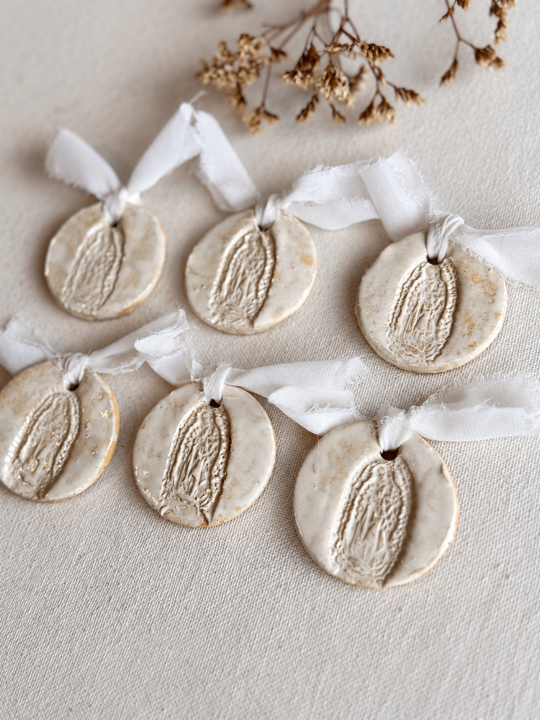 Medallas Virgen Cinta Blanca